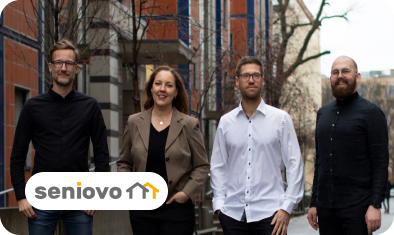Das vierköpfige Managementteam von Seniovo und Logo der Firma